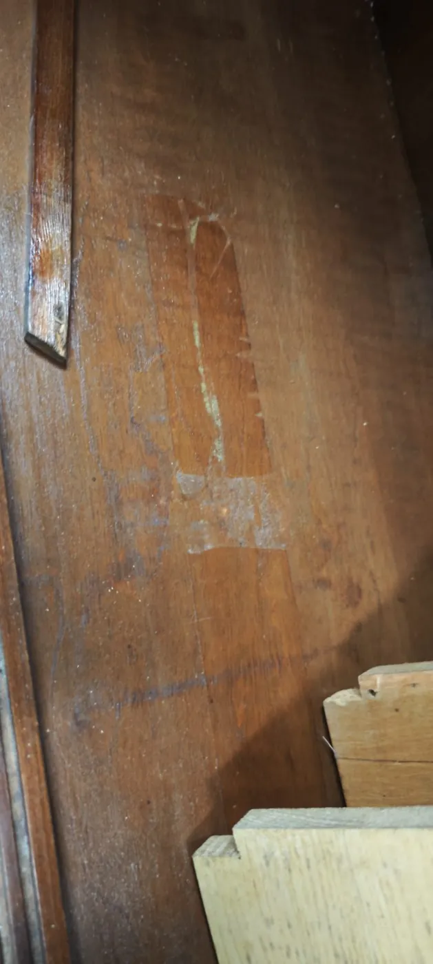 Stockflecken an der Seitenwand des Sideboards