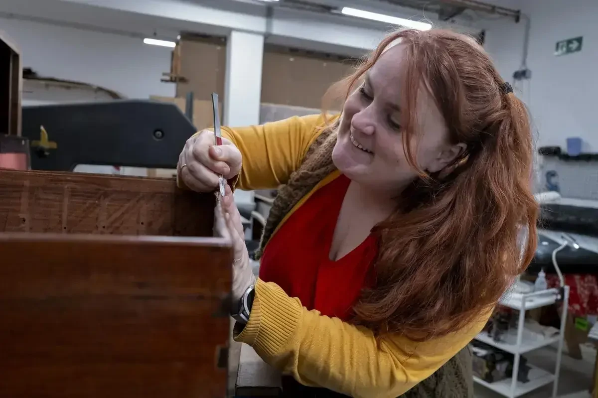 Lucienne Hollenstein bei der Holzrestaurierung im Atelier Berlin-Wedding