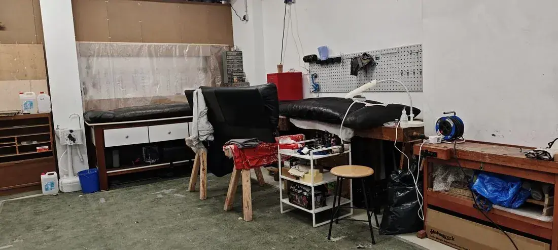 Restaurierungswerkzeuge und Lederprodukte auf dem Arbeitswagen – Pinsel, Skalpelle und Leather Doctor Produkte