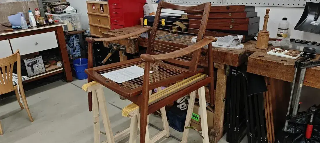Skandinavischer Designstuhl auf der Werkbank – Holzrestaurierung im Atelier luxconservatio Berlin