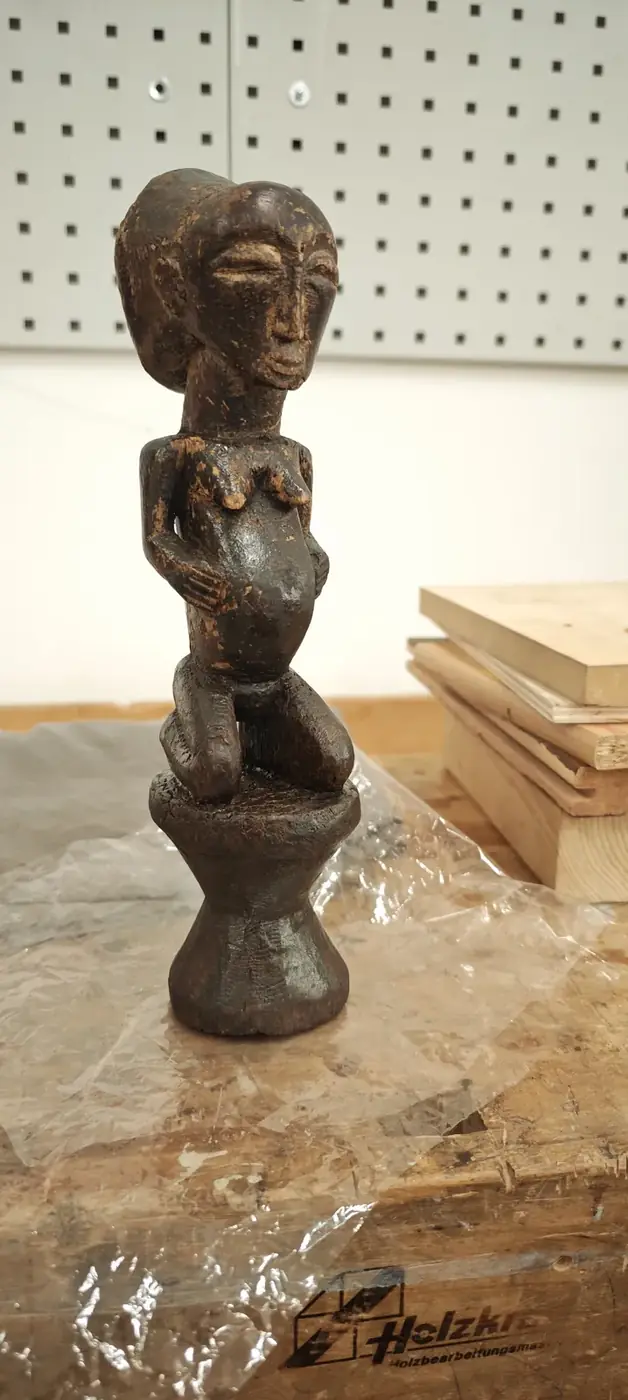 Songye Maternité-Holzfigur während Restaurierung im Atelier Berlin-Wedding, luxconservatio