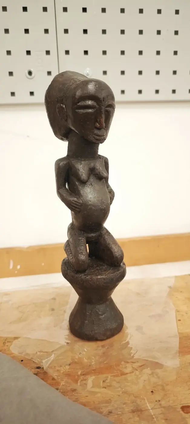 Songye-Stil Maternité-Holzfigur, DR Kongo, Restaurierung luxconservatio Berlin