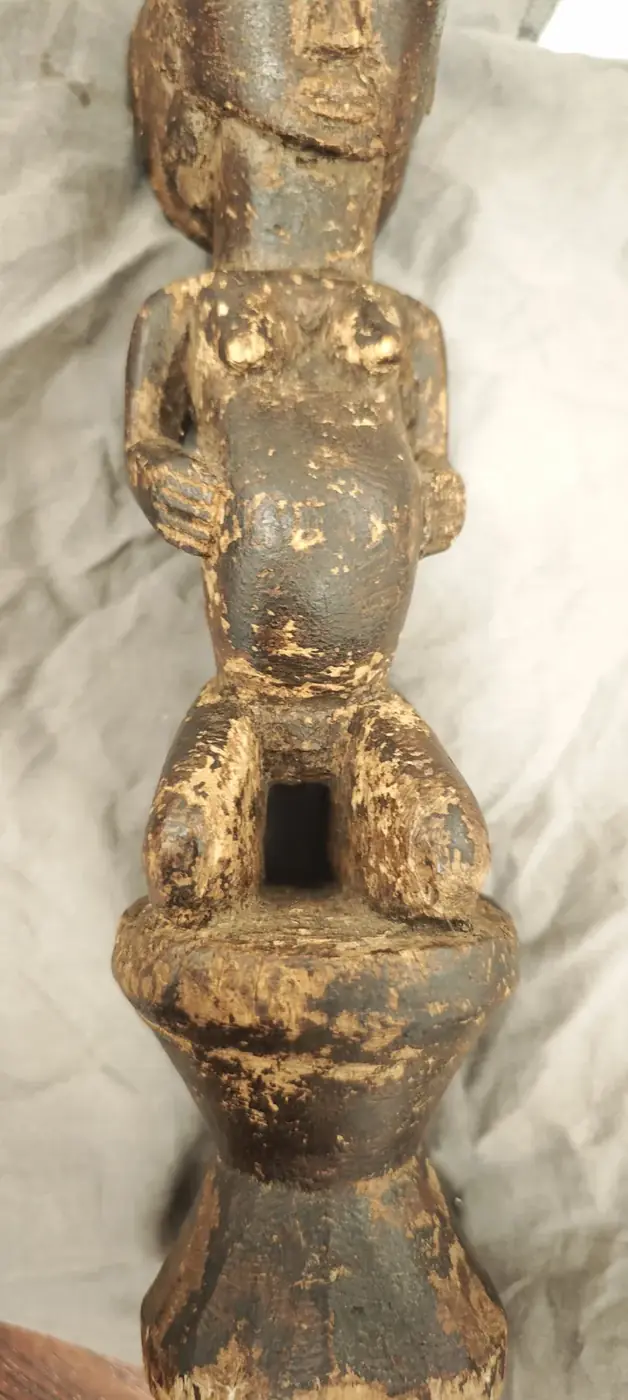 Songye Maternité-Holzfigur Schadensdetail – Kunstobjekt Konservierung Berlin, luxconservatio
